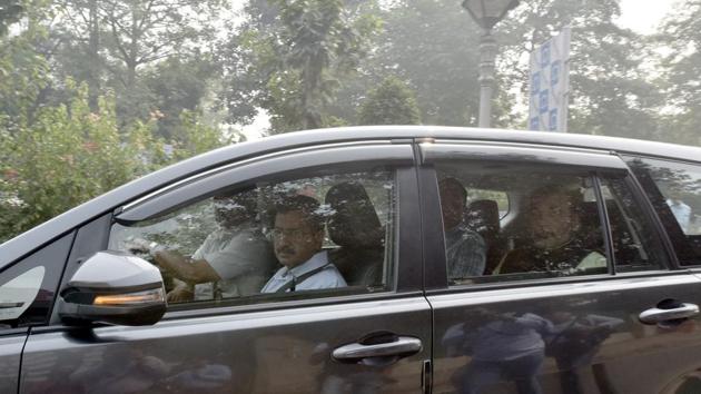 To encourage carpooling during the drive, chief minister Arvind Kejriwal gave up his odd-numbered official vehicle to reach Delhi Secretariat in state urban development minister Satyendar Jain’s car – which ends with an even number. Labour minister Gopal Rai also joined them. (Sonu Mehta / HT Photo)