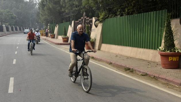 Delhi Deputy Chief Minister Manish Sisodia arrives on a bicycle at Delhi Secretariat. “Comparing to the previous days, Delhi’s air quality improved significantly today. We know that there are many factors determining the increase and decrease in pollution. Undoubtedly, the odd-even scheme also is a factor for this improvement,” the deputy chief minister said. (Sonu Mehta / HT Photo)