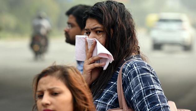 People with their faces covered amid smog at Vikas Marg. People, however, stood divided about the benefits of the drive. A number of people supported the odd-even rule calling it “an emergency measure in the apocalyptic air of Delhi”. Some others said that it would have little impact as the kilometers run by a vehicle or a cab would have increased manifold in the absence of half of Delhi’s private cars. (Sonu Mehta / HT Photo)