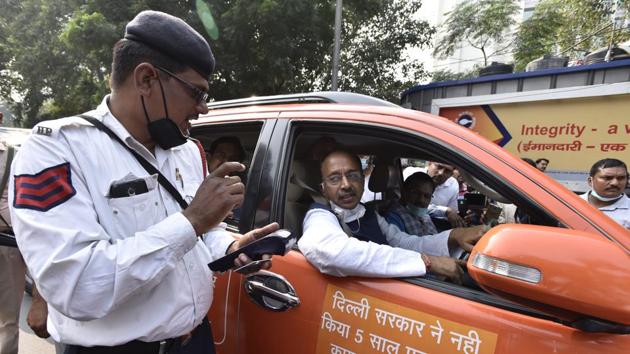BJP MP Vijay Goel drove an odd-numbered SUV from his residence on Ashoka road to Janpath where he was stopped by traffic police. The penalty on violation of odd-even rule is Rs 4,000. The fine was Rs 2,000 in earlier two editions of the road rationing scheme in 2016. Goel also violated the second edition of odd-even rule in April 2016. (Sanjeev Verma / HT Photo)