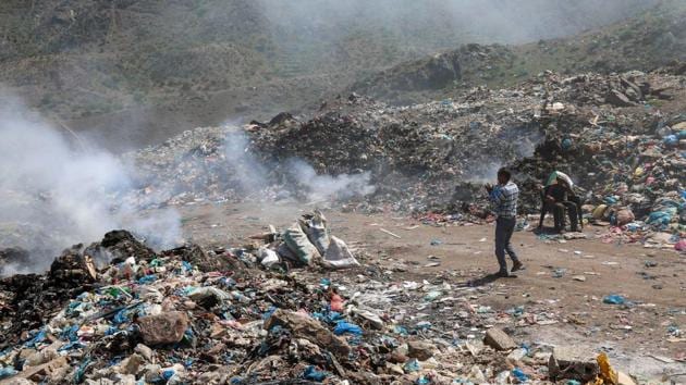 Yemeni youths collect material from a smouldering garbage dump. While all of Yemen has suffered from the war, Taez is particularly hard-hit. Barely any schools are able to function, fresh water is scarce, and it is difficult to bring in supplies including essentials like food. Trapped within the city limits, Taez’s more than 600,000 people are suffering as garbage mounts up, choking roads and canals. (AHMAD AL-BASHA / AFP)