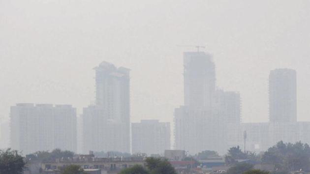A view of buildings shrouded in smog, near Sector 62, in Gurugram, 5 November 2019. (Yogendra Kumar / HT) A view of buildings shrouded in smog, near Sector 62, in Gurugram, 5 November 2019. (Yogendra Kumar / HT)