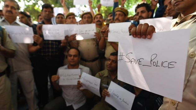 Two lawyers in Rohini court, northwest Delhi, allegedly tried to commit suicide on Monday. ((Sanchit Khanna/HT PHOTO)) Two lawyers in Rohini court, northwest Delhi, allegedly tried to commit suicide on Monday. ((Sanchit Khanna/HT PHOTO))