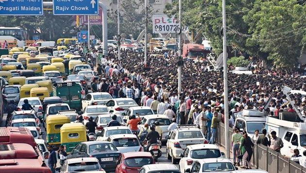 Heavy traffic near ITO due to the protest by police personnel on Tuesday.(Sanchit khanna/ht photo)