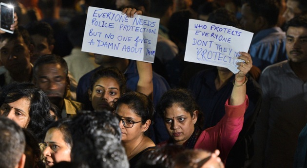 Delhi Police personnel gather outside their headquarters in central Delhi’s ITO to protest against the alleged assault on members of the force by lawyers .(Burhaan Kinu/HT photo)