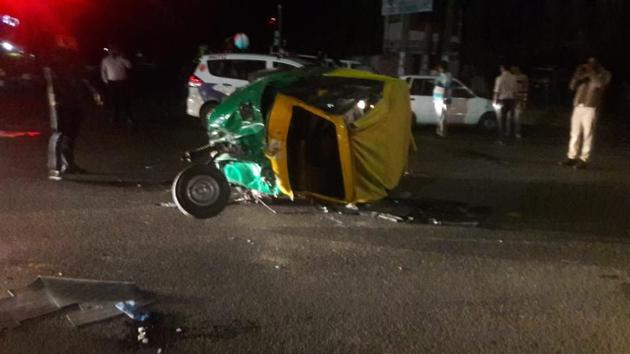 A Mahindra Scorpio taxi jumped a red light signal near the old Chandigarh airport and hit an auto rickshaw, killing the driver and injuring eight passengers, including four children.(HT PHOTO)