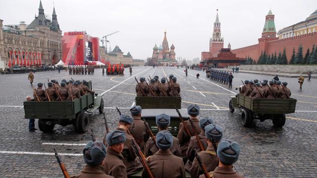 On November 7, 1941, Red Army soldiers had marched directly to the front line after the parade during the Battle of Moscow to repel the invading Nazi forces closing in on the Soviet capital. (Maxim Shemetov / REUTERS)