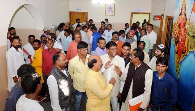 Ticket seekers and their followers for the upcoming assembly election in Jharkhand at the BJP’s state  headquarters in Ranchi. (Diwakar Prasad/ Hindustan Times)