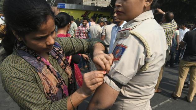 Wearing black armbands and waving placards, the policemen and women, of the rank of constable, head constable, assistant sub-inspector, sub-inspector and inspector, marched on their HQ, located in the Income Tax Office (ITO) area in central Delhi, where the number of protesters eventually swelled to about 3,000, according to eyewitness accounts. (Raj K Raj / HT Photo)