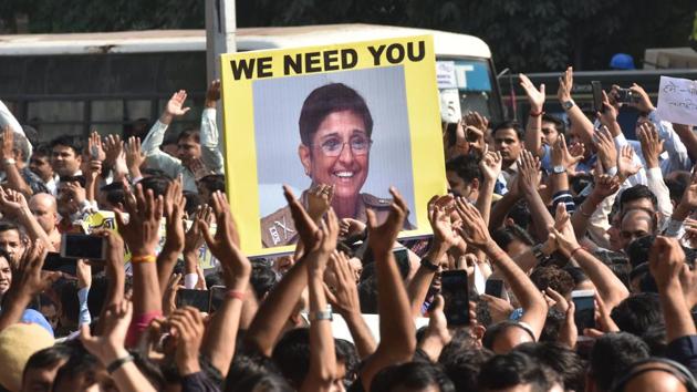 “We need you”read a placard with a photo of former top cop Kiran Bedi at the protest by police personnel outside the Delhi Police headquarters on Tuesday. The demand hasits roots in an episode, during Bedi’s tenure as DCP (north) in 1988, which was quite similar to one that triggered Tuesday’s agitation. (Sanchit Khanna / HT Photo)