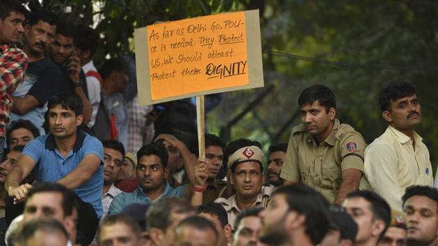 Delhi police personnel hold placards as they gather outside Police headquarters to protest against the alleged attack on police by lawyers at Tis Hazari and Saket court, in New Delhi, on Tuesday, November 5, 2019. (Burhaan Kinu/HT PHOTO) Delhi police personnel hold placards as they gather outside Police headquarters to protest against the alleged attack on police by lawyers at Tis Hazari and Saket court, in New Delhi, on Tuesday, November 5, 2019. (Burhaan Kinu/HT PHOTO)