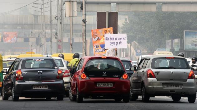 The third edition of the odd-even road rationing scheme began on Monday and enforcement agencies have prosecuted over 830 violators so far.(Sonu Mehta/HT PHOTO)