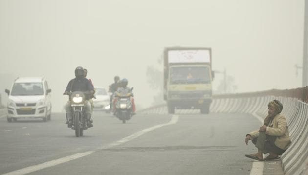 People seen without pollution mask amid smog near ISBT in New Delhi, India, on Sunday, November 03, 2019. (Biplov Bhuyan/HT PHOTO) People seen without pollution mask amid smog near ISBT in New Delhi, India, on Sunday, November 03, 2019. (Biplov Bhuyan/HT PHOTO)