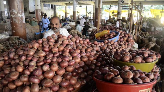With supplies running short and onion prices at <span class='webrupee'>₹</span>80 a kg, the Consumer Affairs Ministry said on Tuesday that the government will act as a facilitator for onion imports to ease the process and ensure a quick and healthy supply from other countries.(Ravindra Joshi/HT)