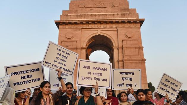 During the day, they did not heed repeated appeals by the police commissioner to go back to work, staying on at the venue until after dusk, dispersing only at 8pm. Some of the protesters were accompanied by their families. As night fell, scores marched on to India Gate, the World War I memorial in the city’s central vista. (Vipin Kumar / HT Photo)