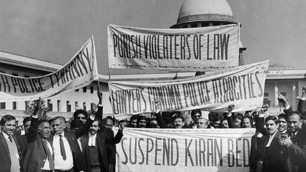 Next week a group of lawyers wanted to meet Bedi, who was in a meeting for Republic Day preparations and so asked them to wait outside her office. But the angry lawyers started breaking flower pots which led to a clash between the policemen and the protesting lawyers, forcing the cops to lathi charge. Then on February 17, a group of about 3,000 people attacked the advocates and damaged their properties. The lawyers blamed Bedi as being responsible for both incidents. (HT Archive)