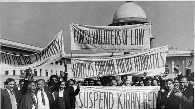 Lawyers protesting against Police tyranny and demanding the suspension of Kiran Bedi at the Supreme Court in New Delhi on January 27, 1988. (HT Archive) Lawyers protesting against Police tyranny and demanding the suspension of Kiran Bedi at the Supreme Court in New Delhi on January 27, 1988. (HT Archive)