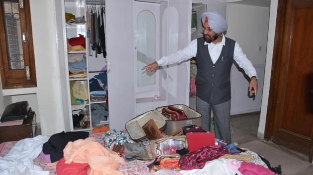 Shiromani Akali Dal vice-president and spokesman Gurwinder Singh Bali showing his ransacked house in Sector 7, Panchkula, on Tuesday. There were four CCTV cameras installed in the house, but the thieves cut the wires and took the DVRs along.(Sant Arora/HT)