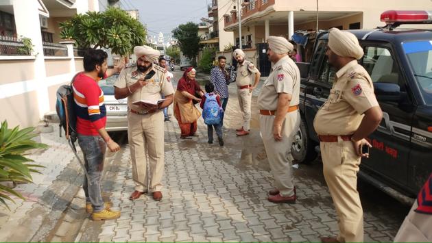 Police officials investigating the murder at Darpan City in Kharar.(HT Photo)