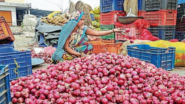 Delhi’s Food and Civil Supplies minister directed agencies to work in coordination with each other to ensure the timely, regular and adequate supply of onion through mobile vans.(PTI)