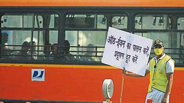 Civil defence volunteers were present on roads to urge commuters to adhere to the odd-even regulations. (Raj K Raj/HT PHOTO) Civil defence volunteers were present on roads to urge commuters to adhere to the odd-even regulations. (Raj K Raj/HT PHOTO)