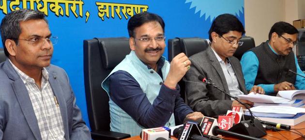 Jharkhand chief electoral officer Vinay Kumar Choubey (left) along with officials of state election commission addresses a press conference in Ranchi on Wednesday, November 6, 2019.(HT Photo)