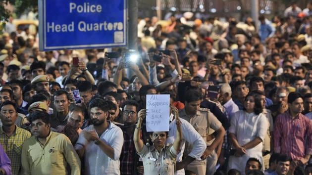 Delhi police personnel hold placards as they gather outside Police headquarters to protest against the alleged attack on police by lawyers at Tis Hazari and Saket court, in New Delhi.(Burhaan Kinu/HT PHOTO) Delhi police personnel hold placards as they gather outside Police headquarters to protest against the alleged attack on police by lawyers at Tis Hazari and Saket court, in New Delhi.(Burhaan Kinu/HT PHOTO)
