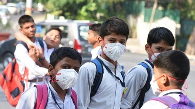 Students leave school wearing anti pollution masks on November 6.(Sonu Mehta/HT PHOTO)