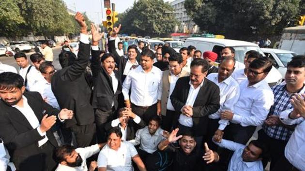 Lawyers blocked traffic outside the court premises and gathered in large numbers to demonstrate against the Delhi Police. (Sanchit Khanna/HT PHOTO) Lawyers blocked traffic outside the court premises and gathered in large numbers to demonstrate against the Delhi Police. (Sanchit Khanna/HT PHOTO)