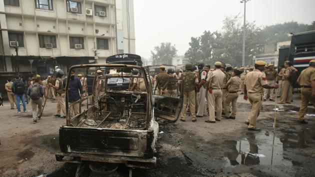 A burnt police vehicle inside the Tis Hazari Court Complex, New Delhi, November 2, 2019(Amal KS/HT PHOTO)