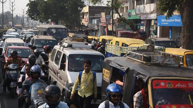 Bihar goverment has already decided to ban plying of commercial vehicles older than 15 years in Patna.(Santosh Kumar / HT Photo)