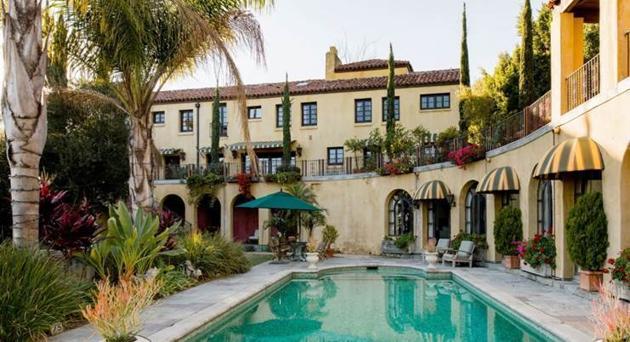 Take a page from the cast of La la Land, and immerse yourself in the glamourous LA Life with this spectacular hillside villa. Dip into the turquoise water of a Romanesque swimming pool surrounded by cypress trees and a view of Downtown LA. This retreat is filled with amenities from fireplaces to fountains along with manicured, sprawling lawns. (airbnb) 