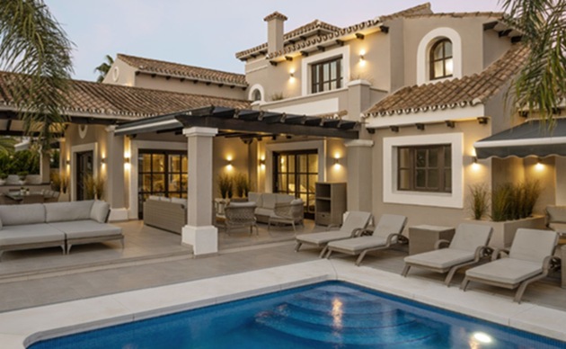 The epitome of Spanish luxury, this colonial style architectural beauty is up for grabs. Glamorous interiors adorn a white and black theme, with an exterior straight out of the movies. This extravagant modern abode, complete with a heated pool, hot tub and home cinema will have you entertained all day. With a home as beautiful as Casa Siena, don’t forget to venture out and discover the vibrant culture just as Kabir, Imran and Arjun on their Spanish adventure in Zindagi Naa Milegi Dobara. (airbnb) 