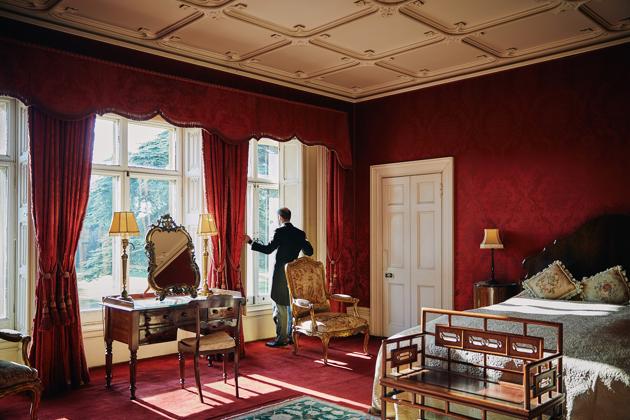 Guests will be treated like royalty during their stay, with the Earl and Countess of Carnarvon inviting their guests to join them for an exclusive evening of cocktails in the Saloon followed by a traditional dinner in the State Dining Room, being waited on by Highclere Castle’s own butler. After dinner, coffee will be served in the Library before the guests retire to one of the principal bedrooms with an en-suite bathroom and views over 1,000 acres of rolling parkland. (airbnb) 