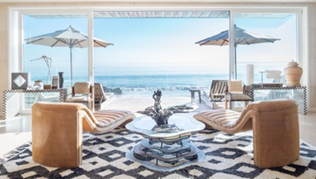 A perfect piece of heaven, indulge in this serene ocean front villa in LA that will leave you feeling like Amanda Woods (portrayed by Cameron Diaz) in her LA mansion, filled with every single luxurious, modern conveniences one can ask for. Watch the expansive Pacific sparkle toward the horizon from nearly every room located on Billionaire’s Beach. Featuring private beach access, a glass-railed terrace, alfresco shower, fireplace, media lounge and a game room, this home from The Holiday is everything you desire, and then some! (airbnb) 