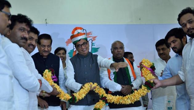 Maharashtra Congress MLAs could be shifted to a Jaipur hotel to prevent ‘poaching’ said a Congress leader. (Satish Bate/HT Photo) Maharashtra Congress MLAs could be shifted to a Jaipur hotel to prevent ‘poaching’ said a Congress leader. (Satish Bate/HT Photo)