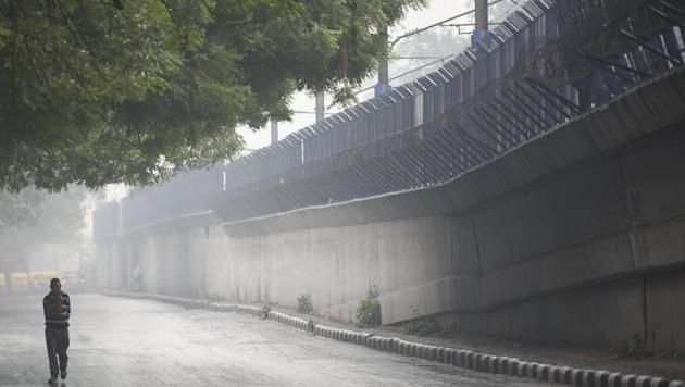 A man walks amid smog after sudden rain in New Delhi. (Biplov Bhuyan/HT photo) A man walks amid smog after sudden rain in New Delhi. (Biplov Bhuyan/HT photo)