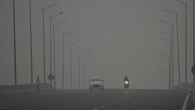 Smog over Delhi-Gurugram expressway, Gurugram,, on Thursday, November 07, 2019. (Parveen Kumar / HT PHoto) Smog over Delhi-Gurugram expressway, Gurugram,, on Thursday, November 07, 2019. (Parveen Kumar / HT PHoto)