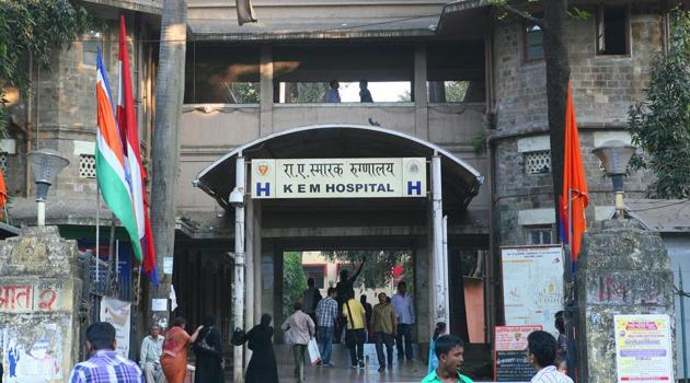 The dean of Mumbai’s KEM hospital, where the incident happened, said it was an accident and the staff cannot be held responsible for it. But the city’s civic body BMC , which manages the hospital, said it will conduct an inquiry into the matter.(HT File)