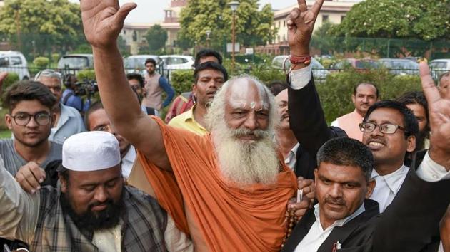Mahant Dharam Das of the Nirwani Akhara with Jamaat Ulama-e-Hind president Molana Suhaib Qasmi at Supreme Court premises, in New Delhi, Wednesday, Oct. 16, 2019.(PTI file photo) Mahant Dharam Das of the Nirwani Akhara with Jamaat Ulama-e-Hind president Molana Suhaib Qasmi at Supreme Court premises, in New Delhi, Wednesday, Oct. 16, 2019.(PTI file photo)