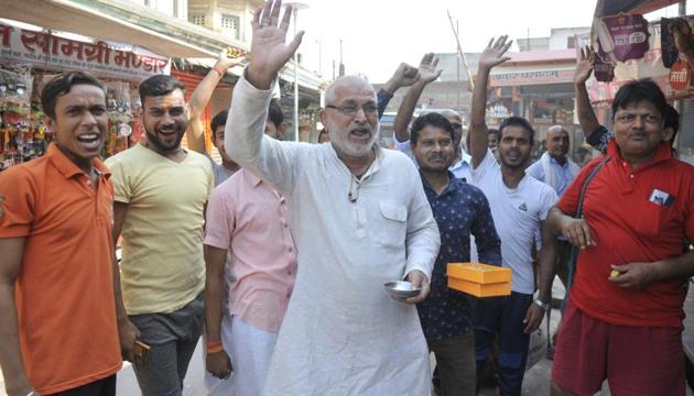 People of Ayodhya celebrating at SC verdict on the Ayodhya issue, Hanuman Garhi, Ayodhya, November 9, 2019.(Deepak Gupta / HT Photo)