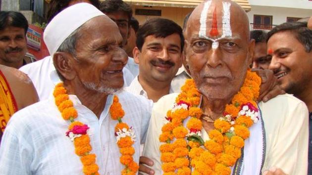 Close friends Mohammad Hashim Ansari of the All India Sunni Waqf Board and Mahant Bhaskar Das, head of the Nirmohi Akhara were the two oldest litigants in the Ayodhya title suit. (HT FILE PHOTO) Close friends Mohammad Hashim Ansari of the All India Sunni Waqf Board and Mahant Bhaskar Das, head of the Nirmohi Akhara were the two oldest litigants in the Ayodhya title suit. (HT FILE PHOTO)