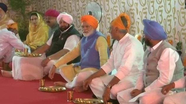 Prime Minister Narendra Modi, Capt Amarinder Singh and Harsimrat Kaur Badal attend langar at Dera Baba Nanak Gurudwara(ANI Photo)