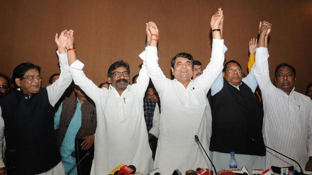 JMM working President Hemant Soren, AICC(I) Jharkhand Incharge RPN Singh, state Congress president Rameshwar Oraon and other leaders showing their unity after the seat sharing with both the parties in the assembly election during a press conference at Press club in Ranchi, India, on Friday, November 8, 2019.(Diwakar Prasad/ Hindustan Times)