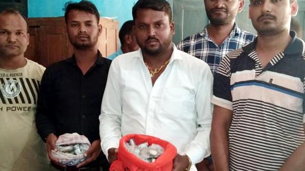 Shiv Sena candidate’s Garwha candidate Manish Gupta with the packets of coins that he used to buy nomination papers for the Jharkhand assembly election, Thursday November 8,2019. (HT Photo) Shiv Sena candidate’s Garwha candidate Manish Gupta with the packets of coins that he used to buy nomination papers for the Jharkhand assembly election, Thursday November 8,2019. (HT Photo)