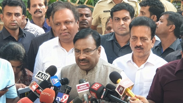 BJP leader Sudhir Mungantiwar, Ashish Shelar and Girish Mahajan interact with media after BJP core committee meeting outside Chief Minister Devendra Fadnavis’ residence in Mumbai.(Pratik Chorge) BJP leader Sudhir Mungantiwar, Ashish Shelar and Girish Mahajan interact with media after BJP core committee meeting outside Chief Minister Devendra Fadnavis’ residence in Mumbai.(Pratik Chorge)
