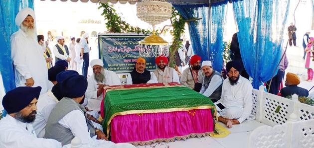Devotees paying obeisance at Guru Nanak’s final resting place, situated outside the sanctum sanctorum of Gurdwara Darbar Sahib in Kartarpur, Pakistan, on Sunday. (Sameer Sehgal/Ht) Devotees paying obeisance at Guru Nanak’s final resting place, situated outside the sanctum sanctorum of Gurdwara Darbar Sahib in Kartarpur, Pakistan, on Sunday. (Sameer Sehgal/Ht)