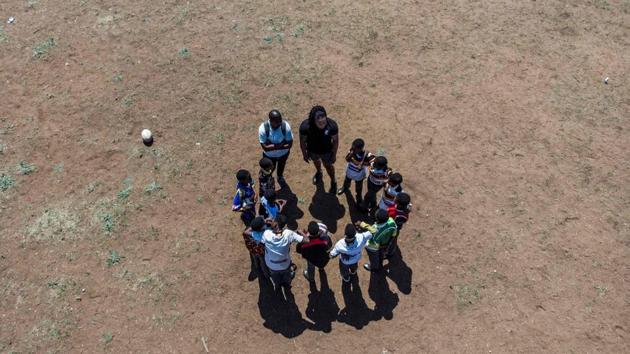 “He did not have a pair of rugby boots, they don’t have rugby boots. He had no food, these kids don’t have food,” said SRSA founder Chris Litau, whose team sometimes have to stop training because they don’t have drinking water. “We had to convince people who said rugby was only for whites,” he adds. (Guillem Sartorio / AFP) “He did not have a pair of rugby boots, they don’t have rugby boots. He had no food, these kids don’t have food,” said SRSA founder Chris Litau, whose team sometimes have to stop training because they don’t have drinking water. “We had to convince people who said rugby was only for whites,” he adds. (Guillem Sartorio / AFP)