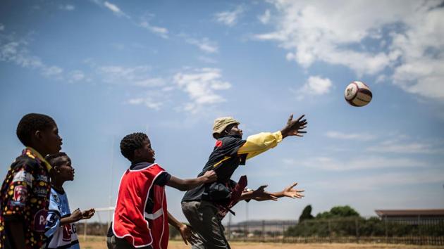 The oval ball has given these young Sowetans the confidence they lacked in a society plagued by violence against women. “Rugby allows you to kick, to shout, without being arrested,” says Makumbana, who was for a long time embarrassed about her masculine gait, but is now a person no one dares to harass. Daily life, however, remains complicated. Makumbana doesn’t have running water at home, while her mother, a cook, cannot afford a bus ticket to see her daughter play. (Guillem Sartorio / AFP) The oval ball has given these young Sowetans the confidence they lacked in a society plagued by violence against women. “Rugby allows you to kick, to shout, without being arrested,” says Makumbana, who was for a long time embarrassed about her masculine gait, but is now a person no one dares to harass. Daily life, however, remains complicated. Makumbana doesn’t have running water at home, while her mother, a cook, cannot afford a bus ticket to see her daughter play. (Guillem Sartorio / AFP)