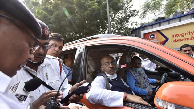 BJP leader Vijay Goel is fined by traffic police personnel as he arrives at Janpath from his residence, in an odd number car on the first day of the odd-even traffic regulation scheme by the Delhi government as a mark of protest, in New Delhi. (Sanjeev Verma / HT Photo) BJP leader Vijay Goel is fined by traffic police personnel as he arrives at Janpath from his residence, in an odd number car on the first day of the odd-even traffic regulation scheme by the Delhi government as a mark of protest, in New Delhi. (Sanjeev Verma / HT Photo)